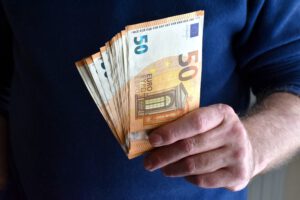 Mann hält Geld in seinen Händen